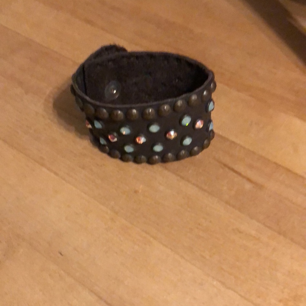 Saltwater Cowgirl leather snap bracelet with Swarovski crystals - Picture 2 of 3